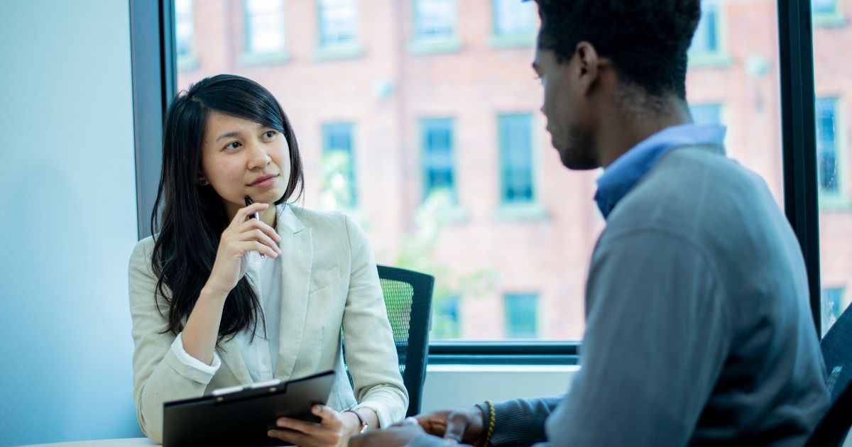 Thể hiện rằng bạn đang lắng nghe